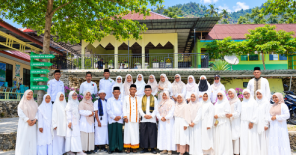 Potret Resmi di Halaman Madrasah